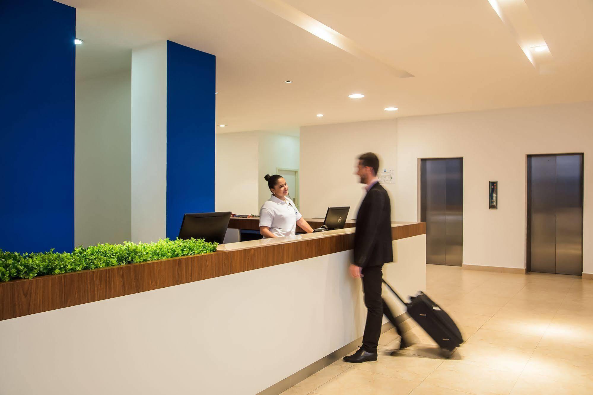 One Guadalajara Expo Hotel Екстериор снимка